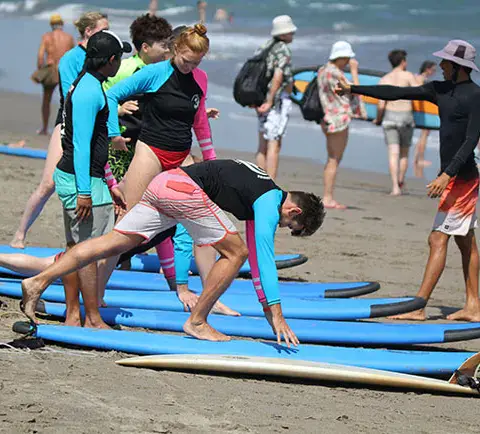 Exercice de lever sur la plage, encadré par les moniteurs