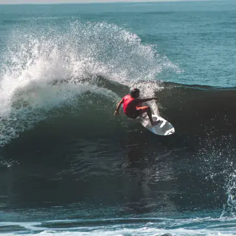 Surfeur dans une vague