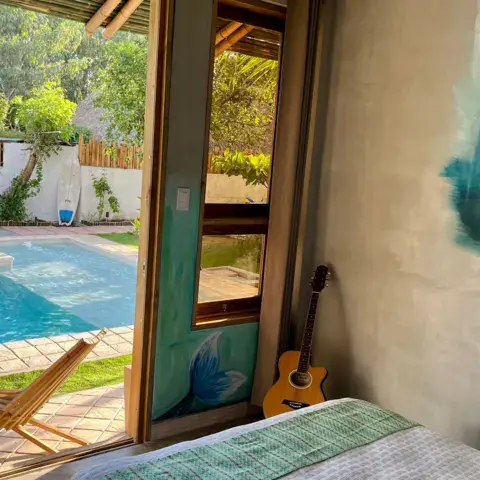 Chambre ouverte sur la piscine