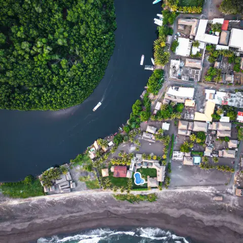 Vue aérienne du village et du canal de mangrove