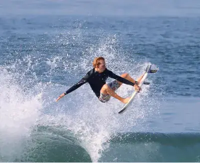 Surfeur en pleine manoeuvre