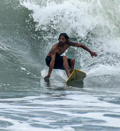 Surfeur sur une vague
