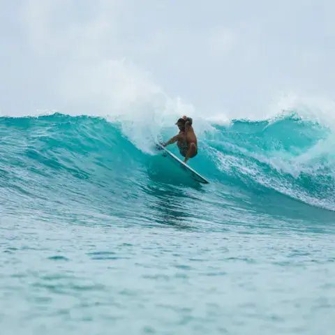 Surfeur dans une vague