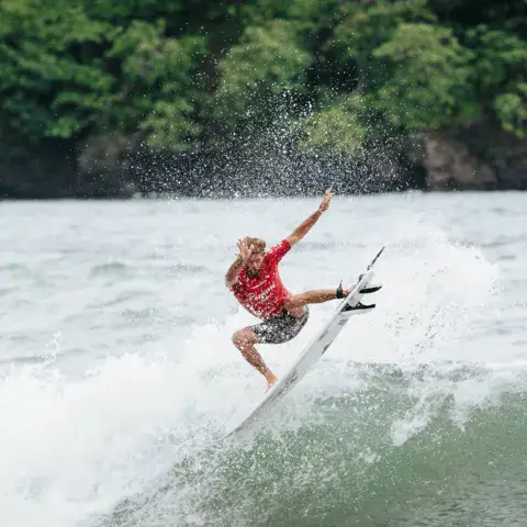 Surfeur sur une vague