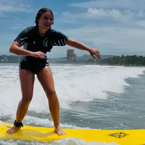 Une élève debout sur une planche jaune