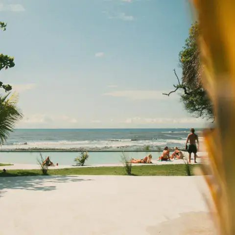 La plage devant le camp