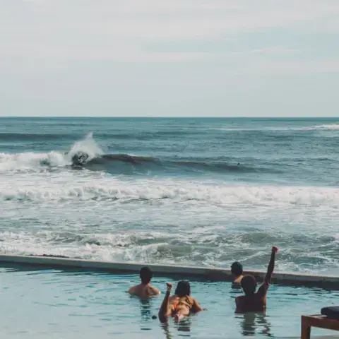 Piscine face aux vagues