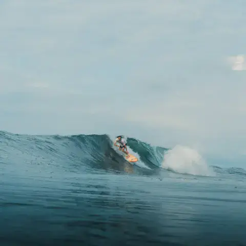 Surfeur sur une vague