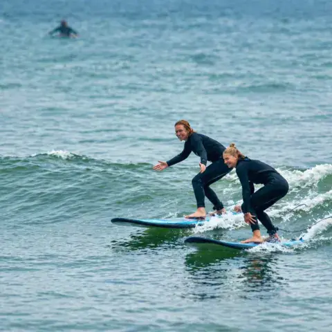 Deux élèves sur une vague