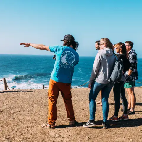 Un guide présente la côte à un groupe