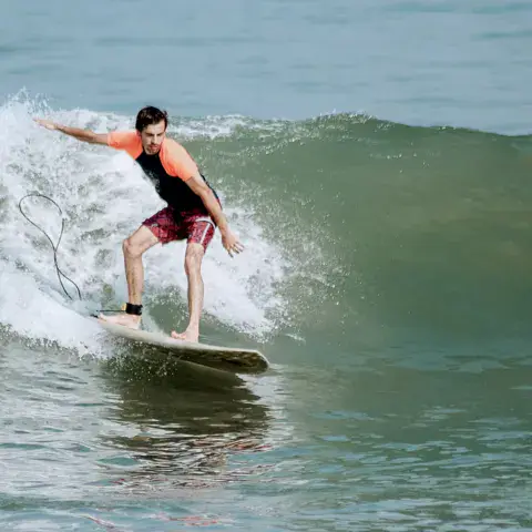 Surfeur sur une vague
