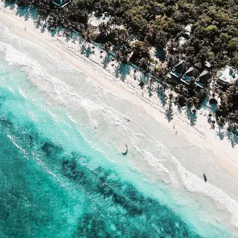 Vue aérienne de la plage et de l'eau turquoise