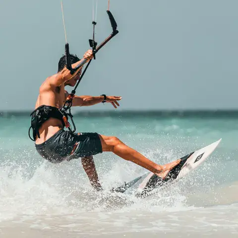 Kitesurfeur à la barre en pleine navigation