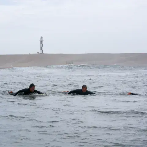 Surfeurs au large à Pacasmayo