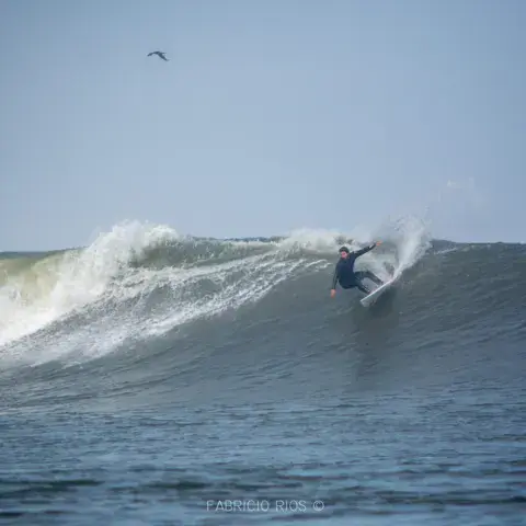 Surfeur sur une vague creuse