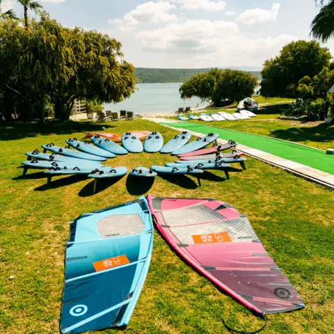Ailes de kitesurf sur la pelouse du centre, face à la baie