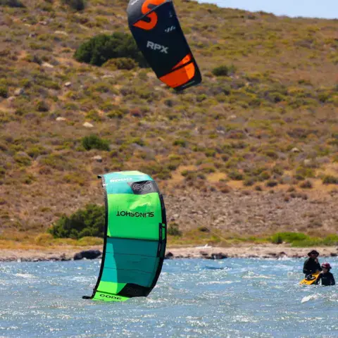 Deux kites en vol au-dessus de l'eau