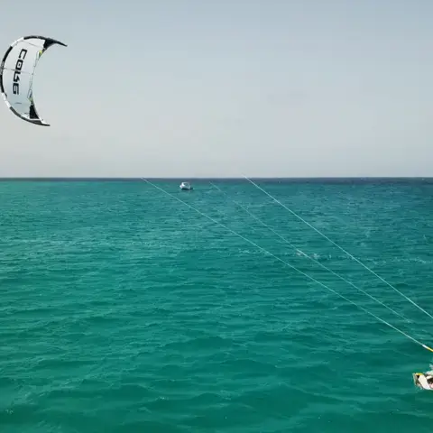 Session de kitesurf dans l'eau turquoise de Sal