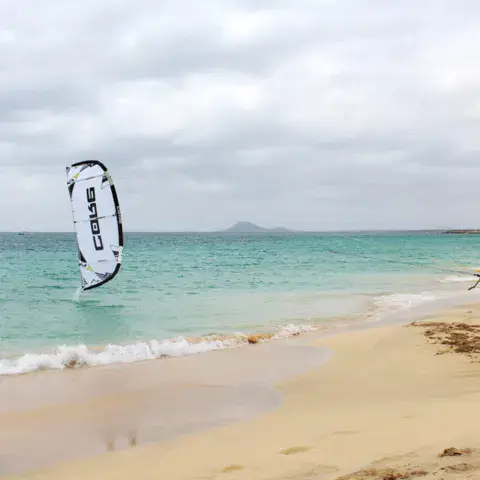 Cours de kitesurf au bord de l'eau