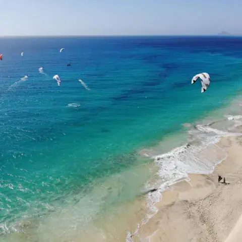 Vue aérienne de kitesurfeurs sur le spot