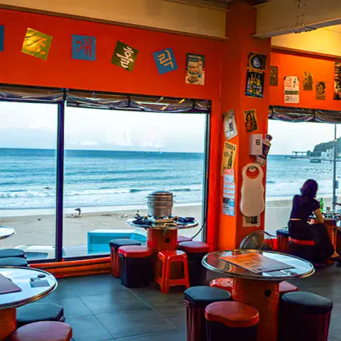 Salle de café avec vue sur la mer