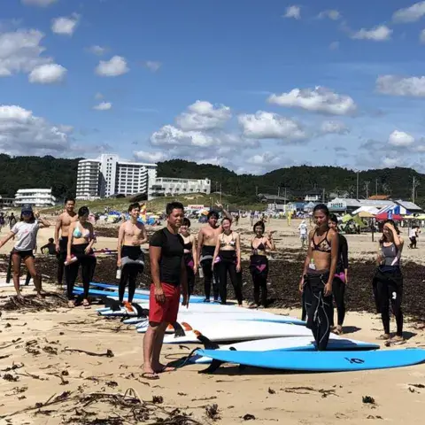 Cours de surf en groupe sur la plage