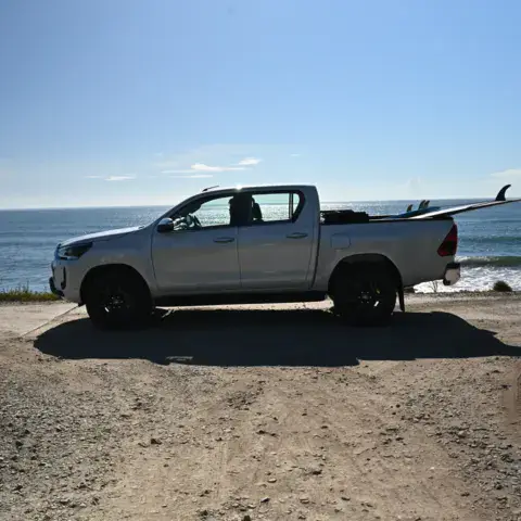 Pick-up du guide garé en bord de mer