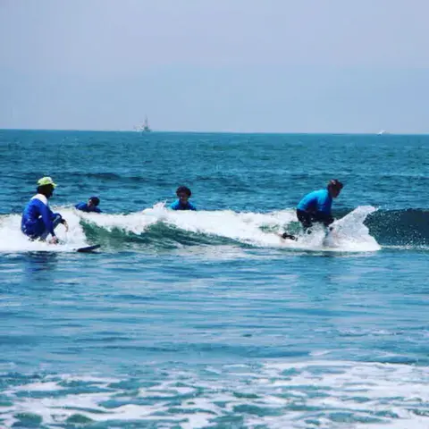 Séance de surf avec un moniteur dans l'eau