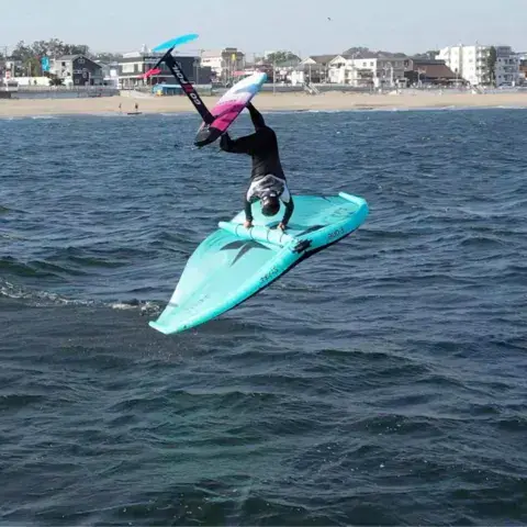 Rider en wing foil sur un foil