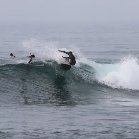 Surfeur sur une vague