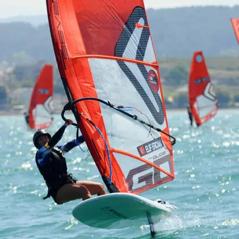 Windsurfeurs en course