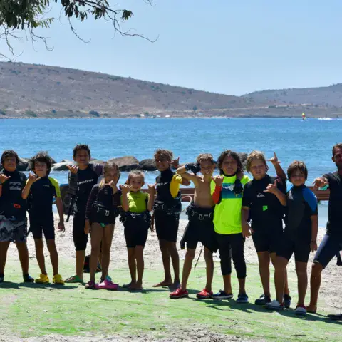 Groupe d'enfants du camp d'été sur la plage