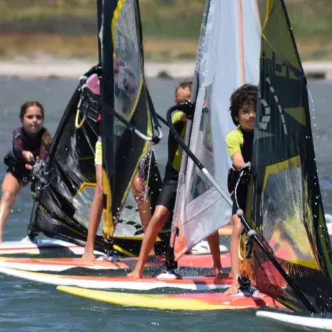 Jeunes windsurfeurs sur leurs planches