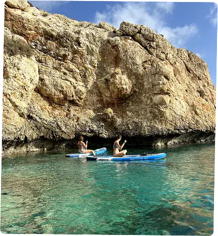 Deux personnes en paddle dans une crique rocheuse