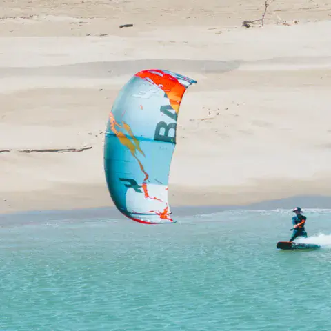 Kitesurfeur devant la plage