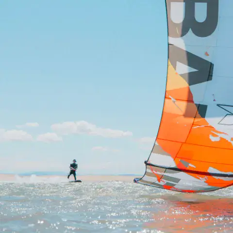 Kitesurfeur sur l'eau turquoise