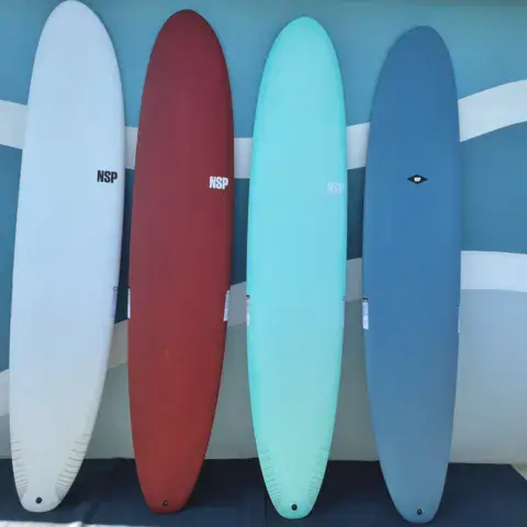 Longboards alignés contre un mur