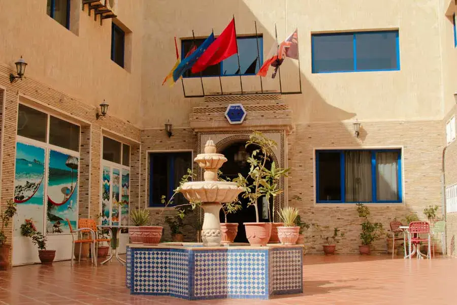 Le patio du camp, planches accrochées au mur