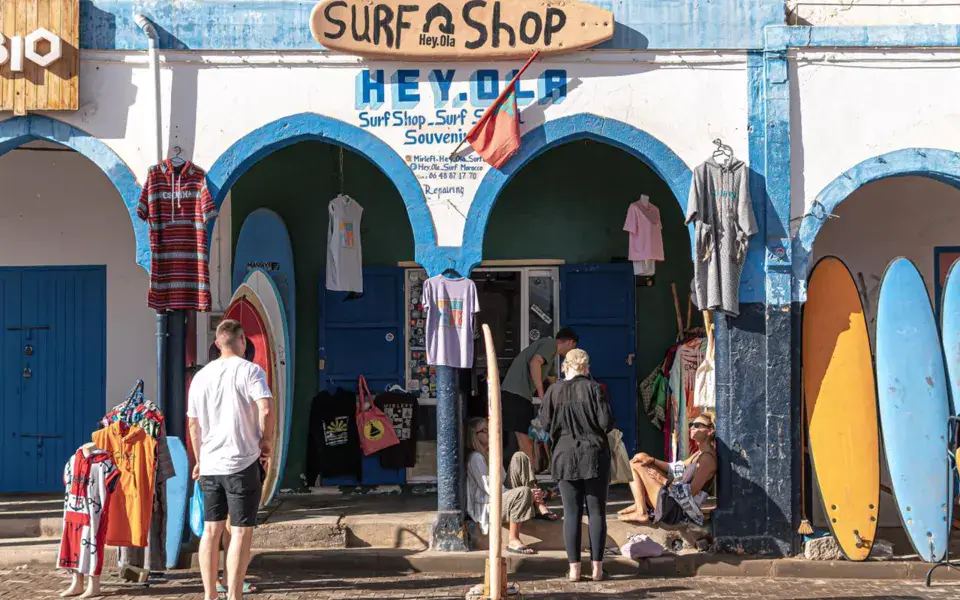 La devanture du surf shop, en rue principale