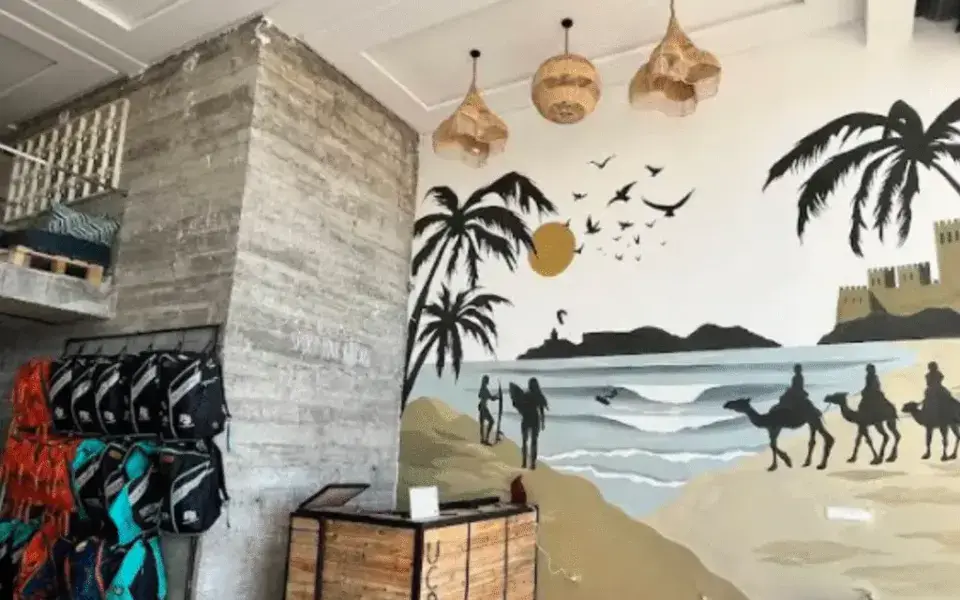 Intérieur de la base : harnais, casiers et fresque murale