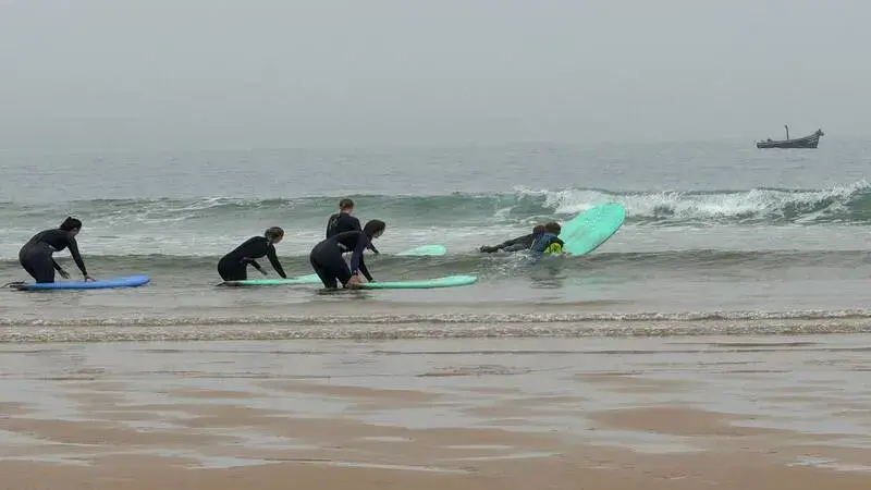 Cours de surf collectif dans les vagues de Sidi Kaouki