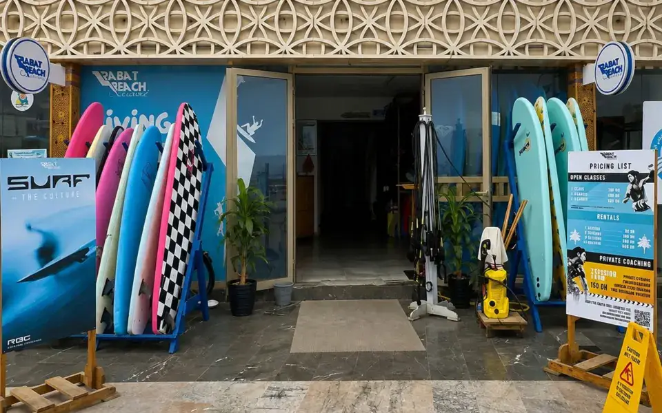 La devanture du club sur la plage des Oudayas, planches en rack