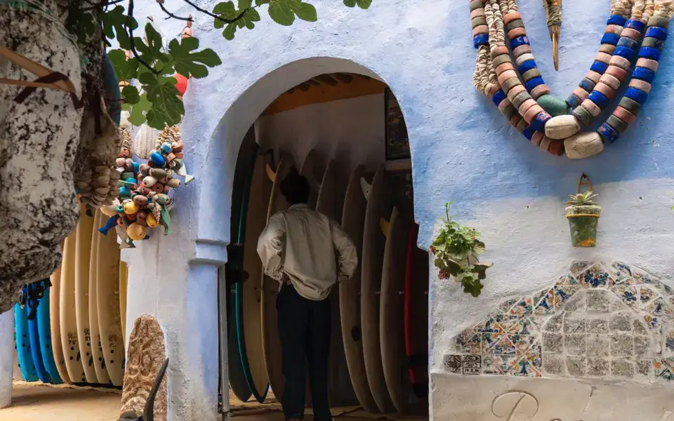 Le club et son parc de planches dans la ruelle de la médina d'Asilah