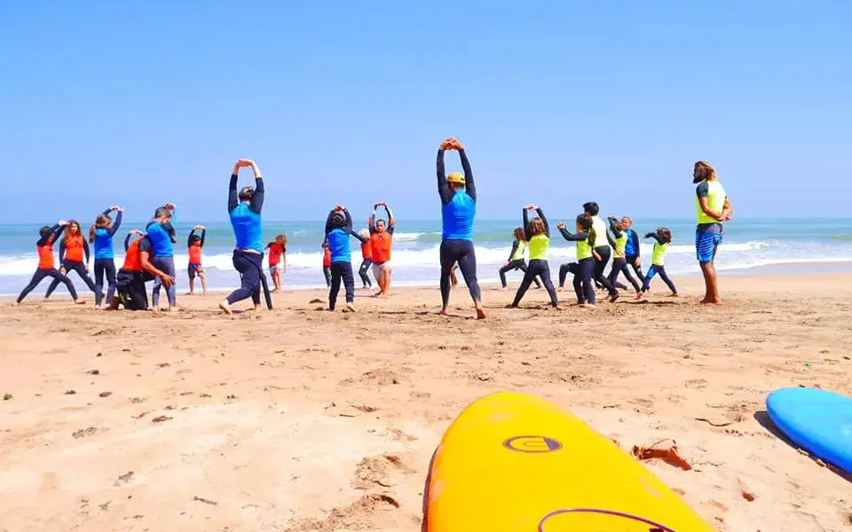 Échauffement d'un groupe sur la plage d'Oued Merzeg, Dar Bouazza