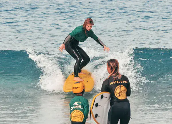 Cours de surf en famille