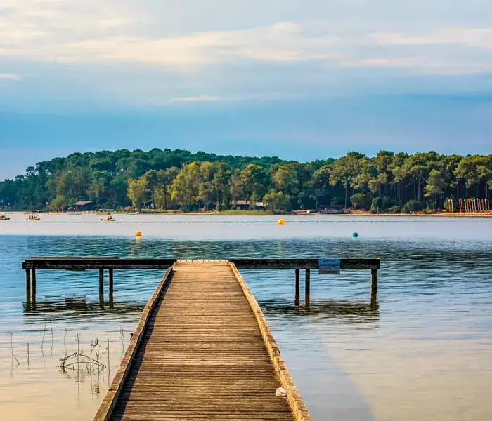 Ponton et lac de Bombannes, au village sportif UCPA