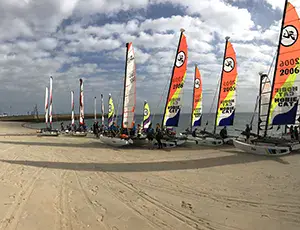 Catamarans sur la plage du Porigo, base de l'ASN Quiberon