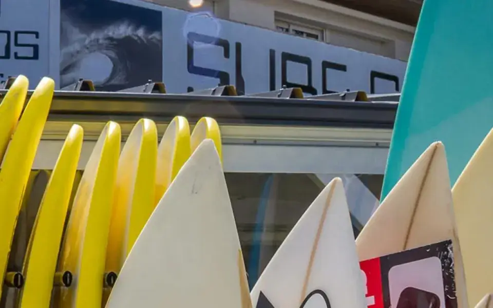 Planches de location devant l'école et le surf shop, Seignosse