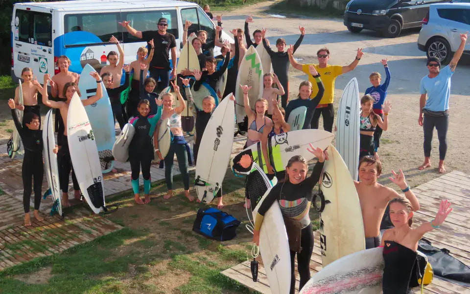 Groupe de surfeurs avec leurs planches