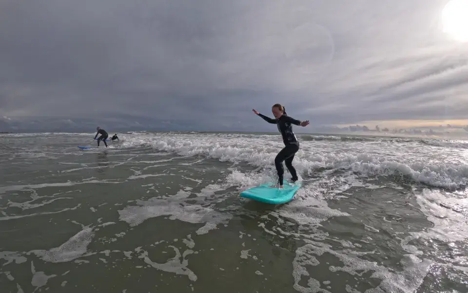 Surfeur dans les vagues de l'île de Ré